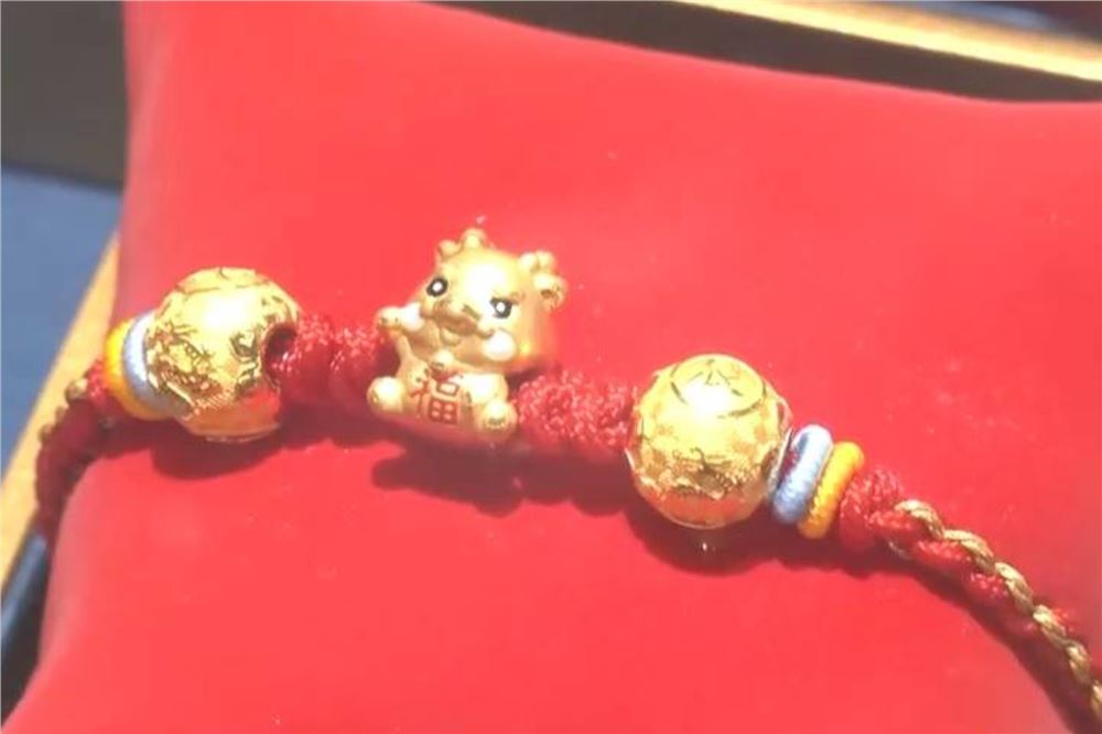 国内金价跌破千元关口 消费市场有哪些变化？