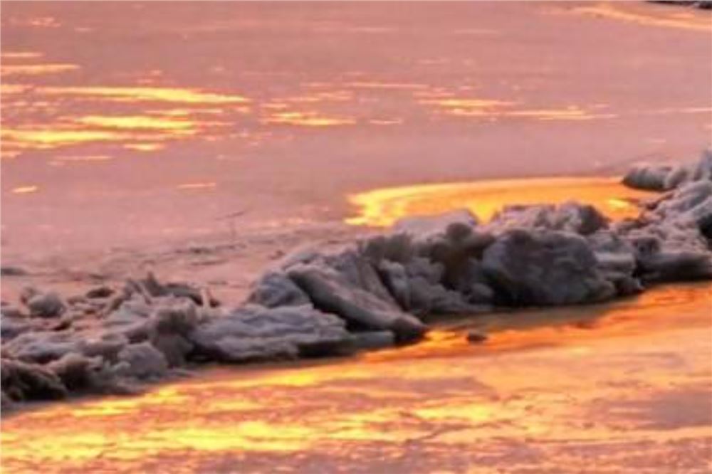 黑龙江密山：兴凯湖流冰涌动 江面冰排绘春日奇观