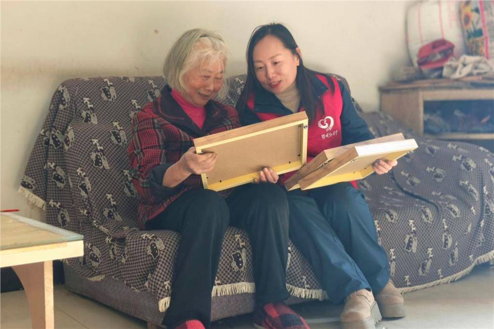 她的下乡工具包里，除了扳手，还有一台相机