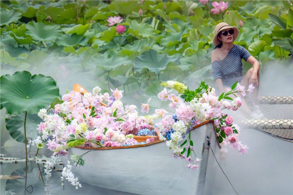 诗意中国丨画船撑入花深处