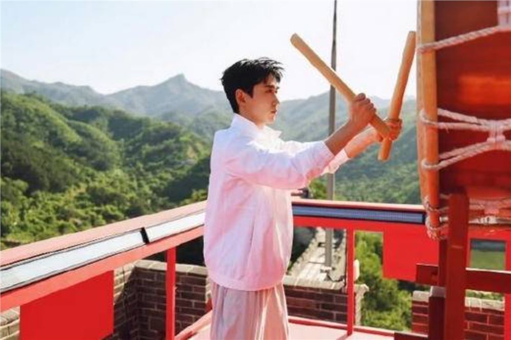 朱一龙被指在长城敲日本太鼓，各方道歉