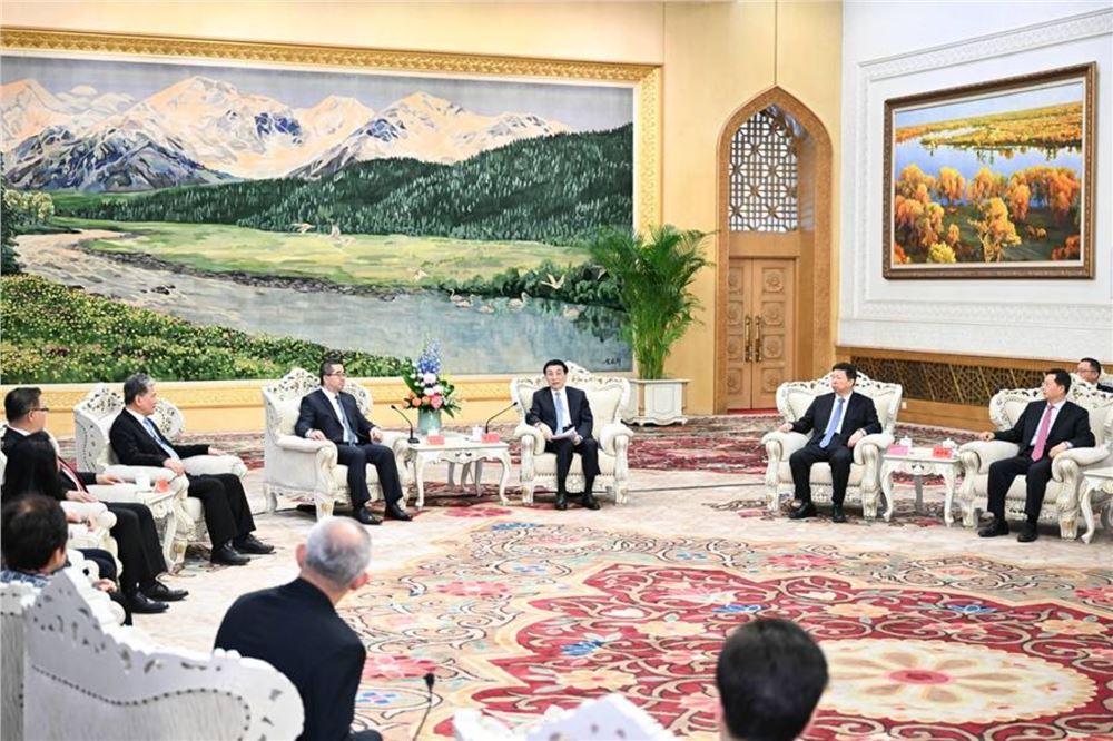 王沪宁会见国共两党智库论坛台方代表