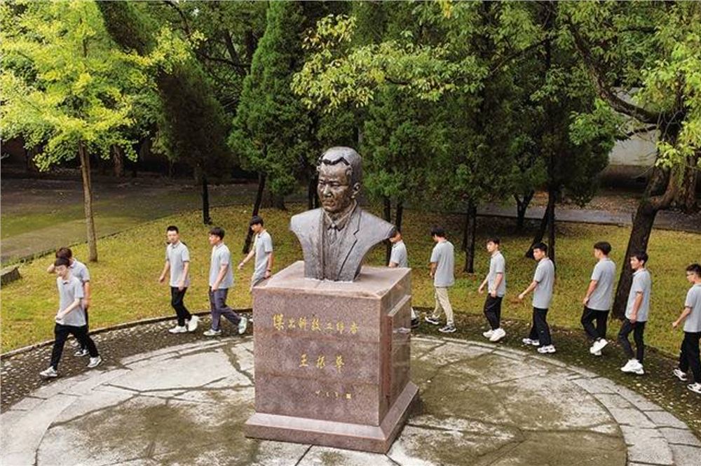 航天专家王振华将毕生心血熔铸于共和国导弹事业