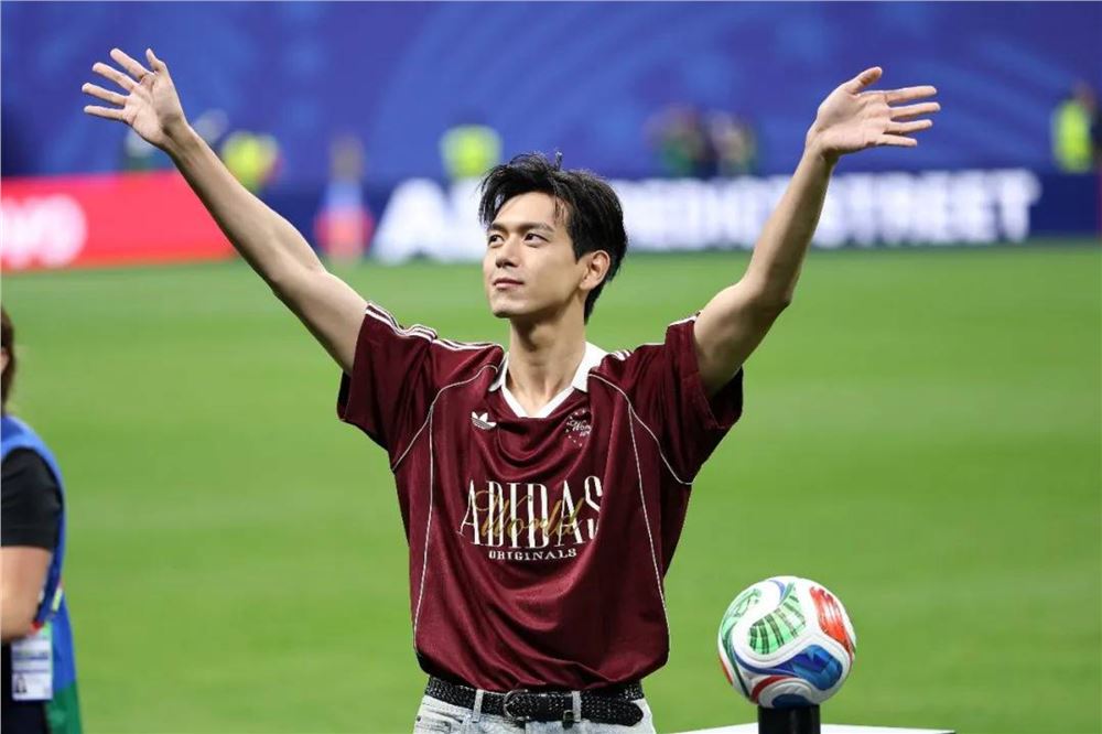 演员李现为世界杯开球