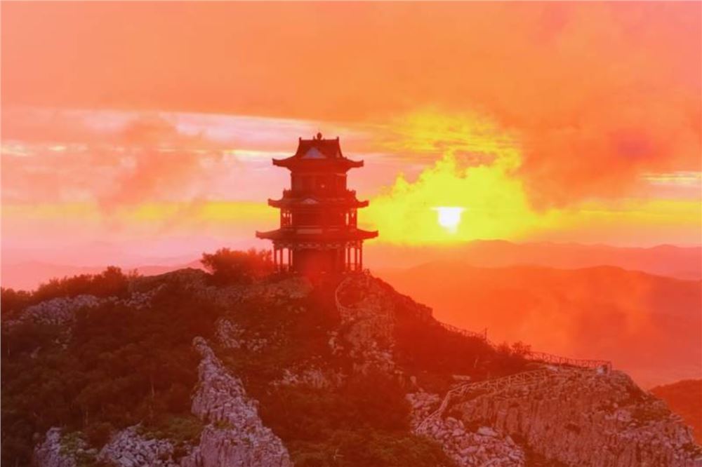 瞰中国丨内蒙古：云海逐晨光