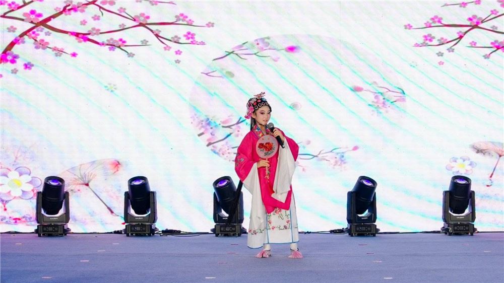 秀才艺、赢喝彩！钰龙天下小区变身“萌娃星光大赏”