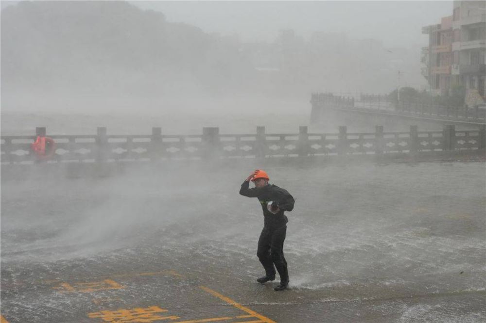 直击狂风暴雨下的台风“白海豚”登陆核心区