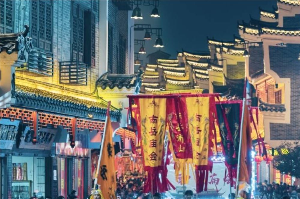 舞龙狮、打铁花、机器人巡游……湖南元宵热闹值拉满