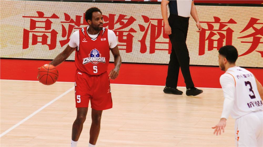 加洛韦首秀狂砍40分 长沙勇胜110比106战胜杭州经纬 重回胜利赛道