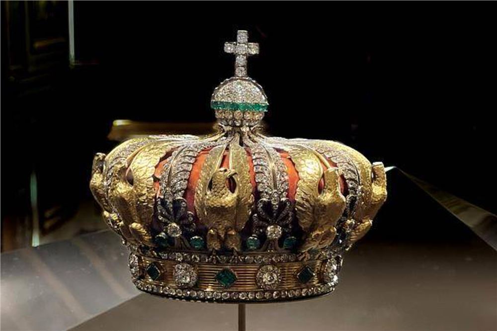 法国卢浮宫：抢劫受损的欧仁妮皇冠具备整体修复条件