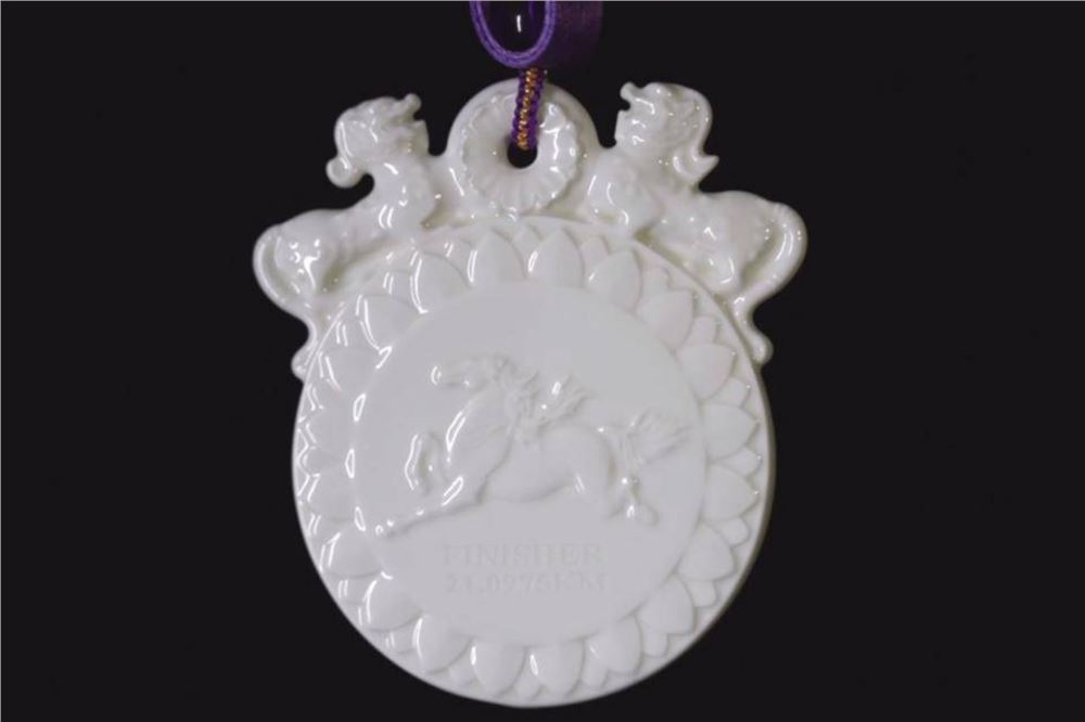 从窑火到赛道：千年定瓷技艺“跨界”半马奖牌