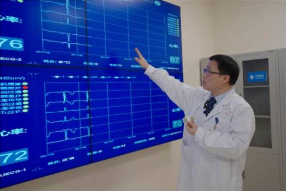 拇指一按便知“心事” 一张AI心电卡背后的创新、温度与守护