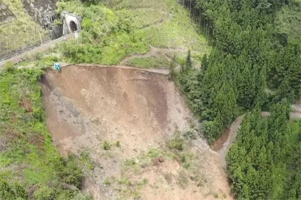广西南丹山体滑坡被困5人已确认遇难