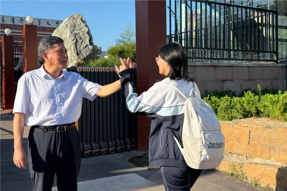 特写：校门口的击掌