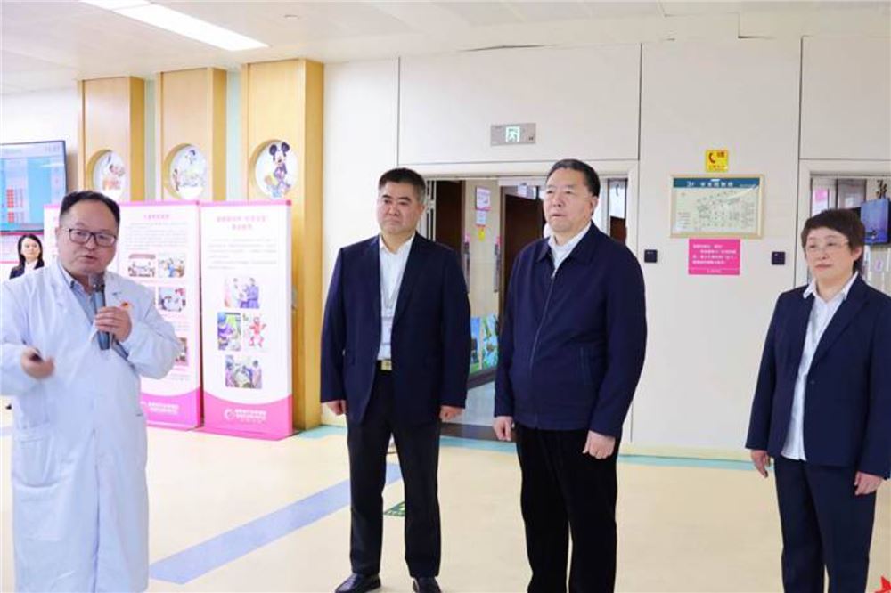 毛万春在湖南省妇幼保健院调研