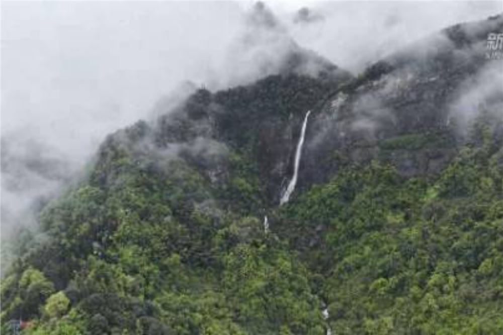 雨后庐山瀑布：银丝挂青山 飞流落九天
