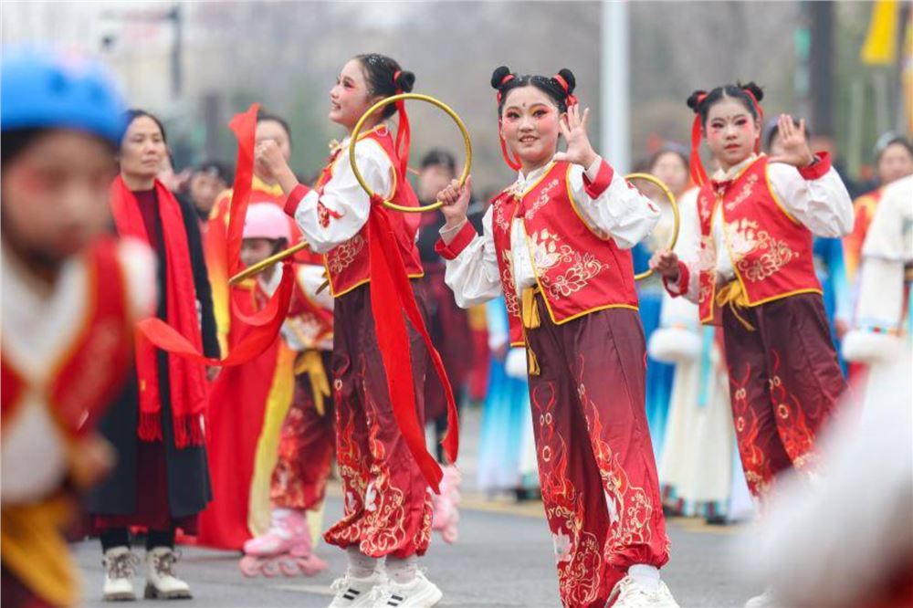 河北灵寿：民间艺术巡游展演贺新春