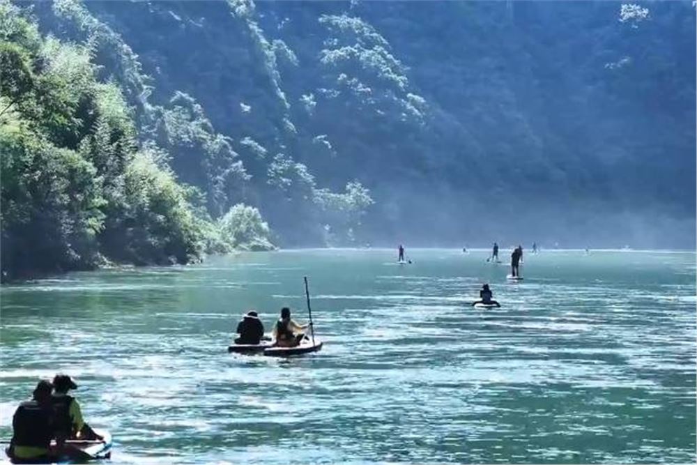 贵州黔东南：浆板漂流成避暑“凉方”
