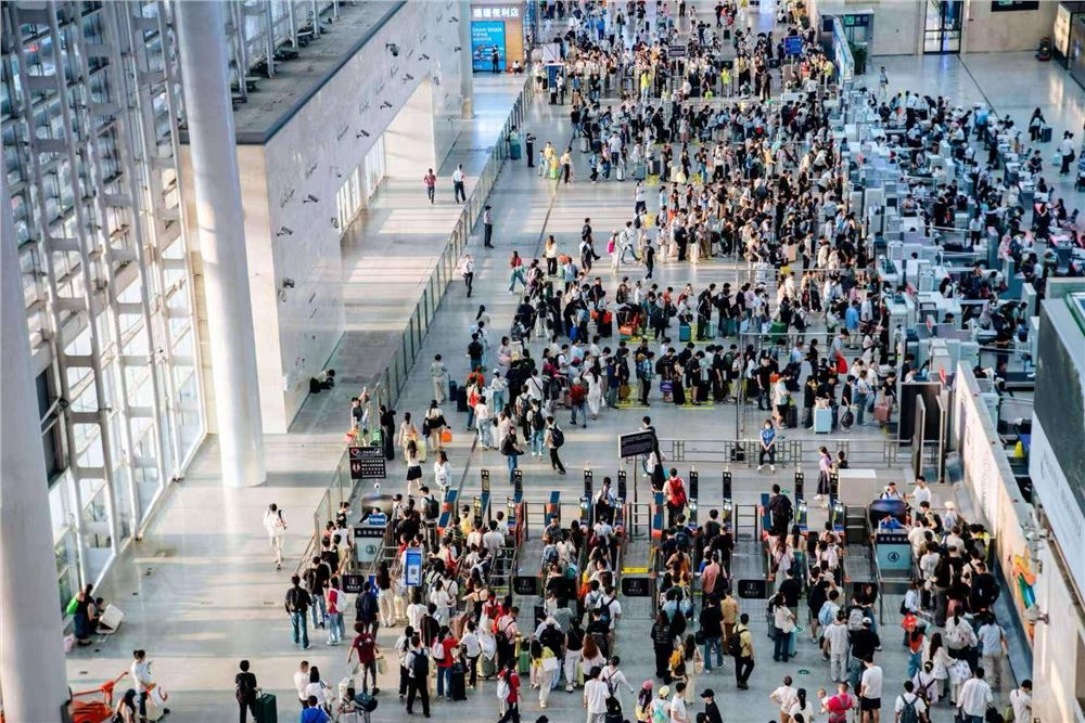 中秋节假期670.9万人次出入境