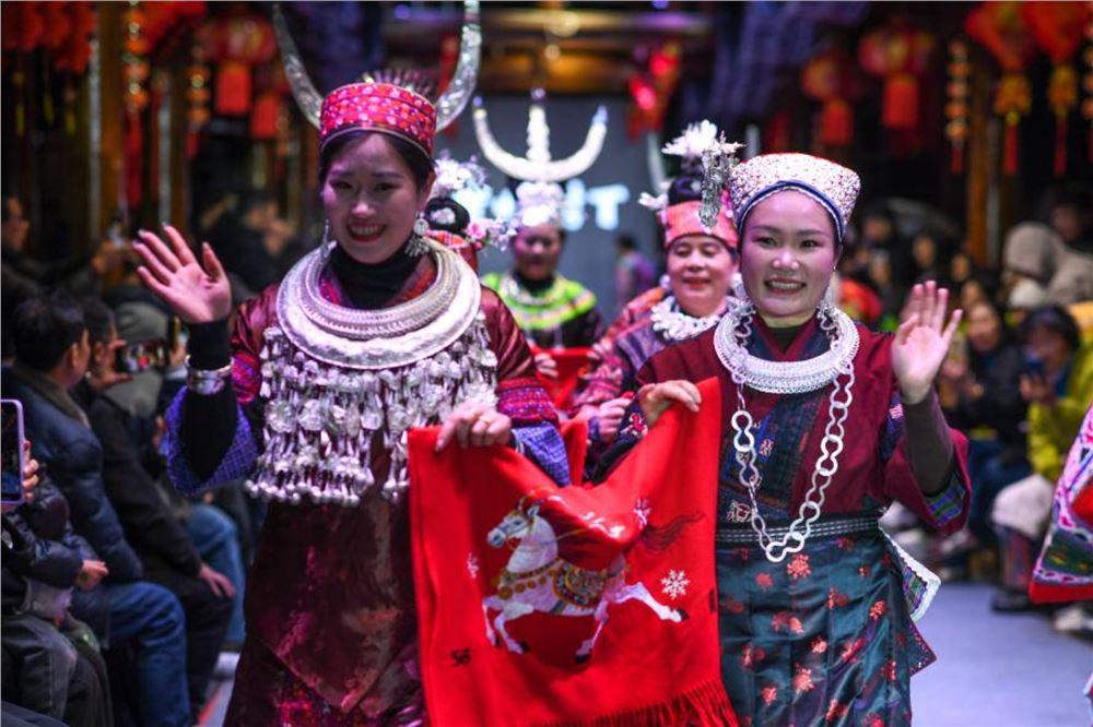贵州凯里：“村T”舞台秀民族服饰之美
