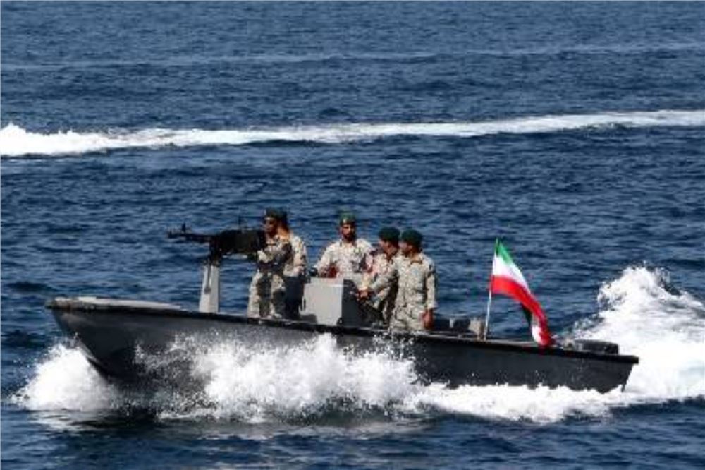 特朗普称击沉9艘伊朗舰艇 美军说摧毁革命卫队总部