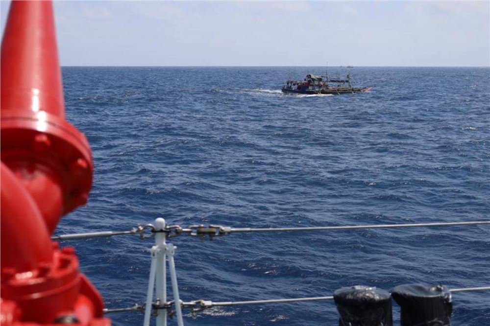 菲律宾多艘船只集结侵闯黄岩岛领海 我海警依法驱离