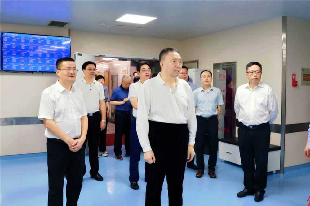 毛万春在中南大学湘雅二医院调研
