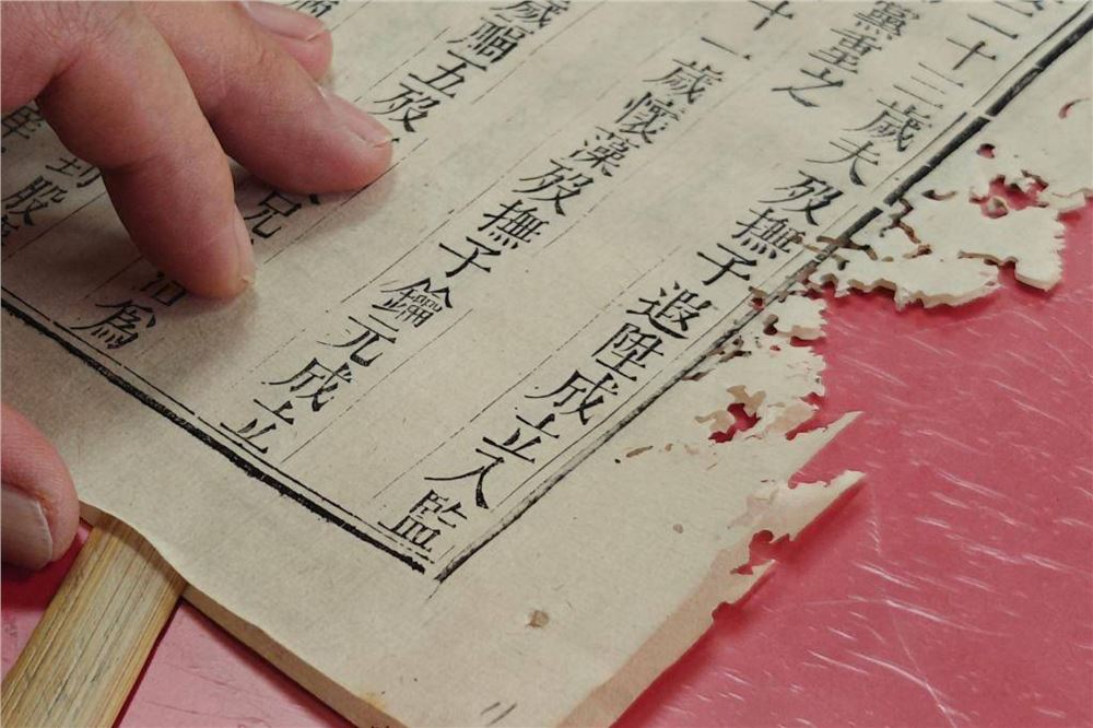 图书馆深处，他让百年古籍“枯木逢春”