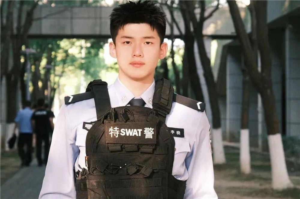 帅！00后民警冲上7楼踹门救3岁娃