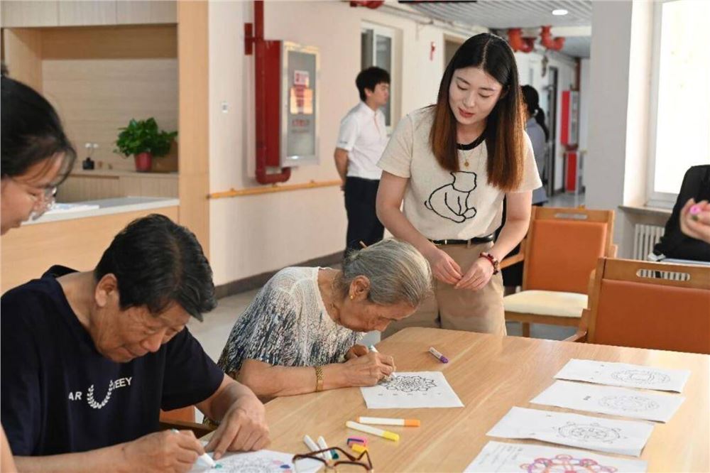 养老院来了爱说爱笑的年轻人