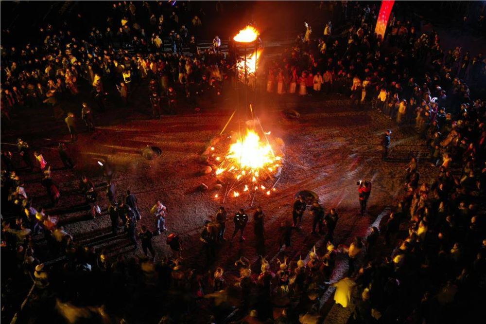 火把耀山寨 欢歌闹元宵