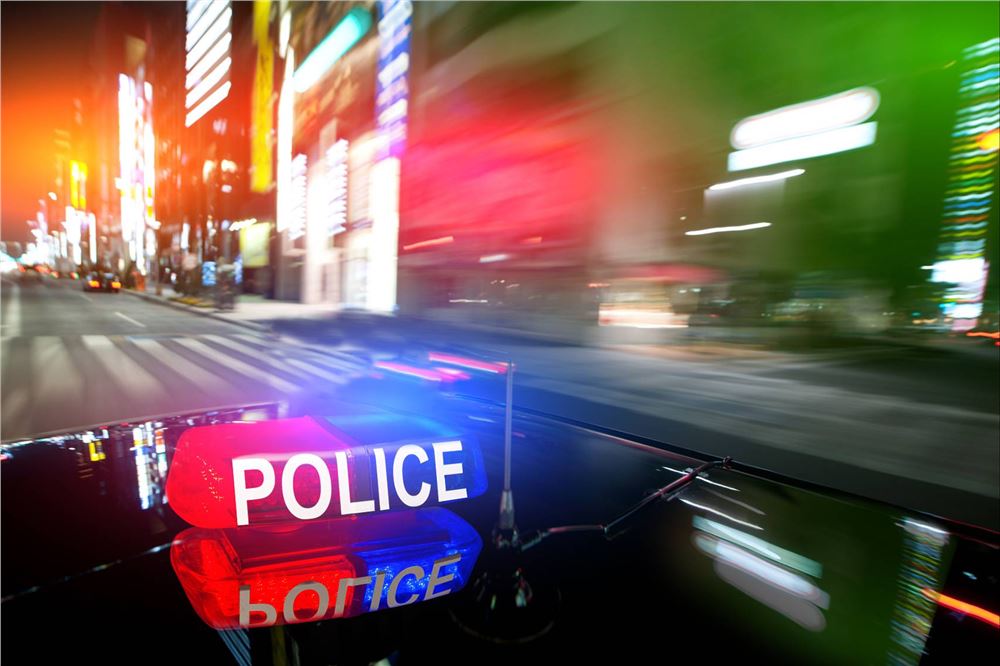 一男子将孩童关铁笼中？海口凌晨通报