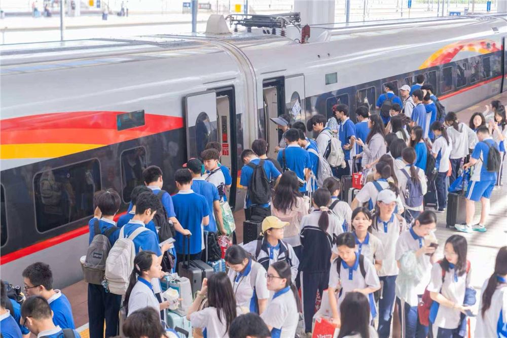 暑运学生客流增长77.4%，大批学子乘高铁奔赴长沙打卡