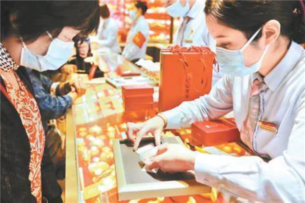 金饰克价，大幅回落了