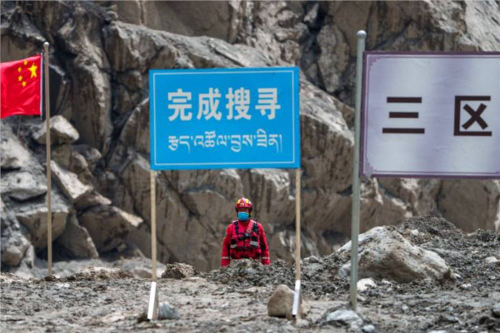 救援人员在西藏吉隆泥石流灾害核心区展开精细化搜寻