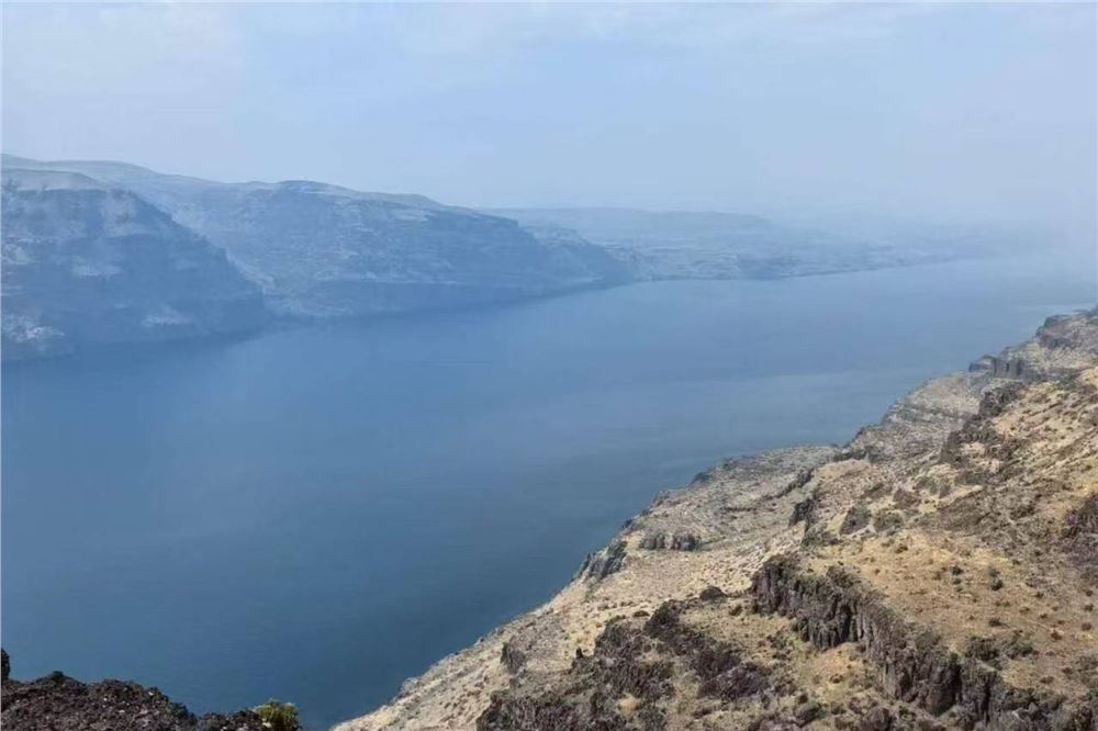 一半山河火焰，一半碧水清风