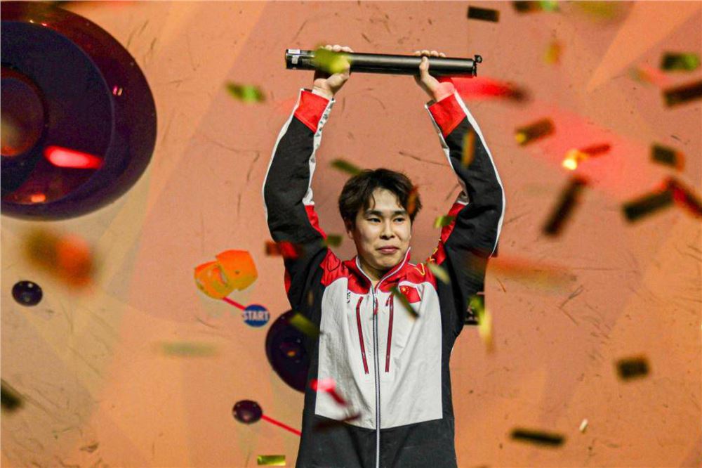 带伤创造历史 潘愚非成为中国攀岩首位攀石世界冠军