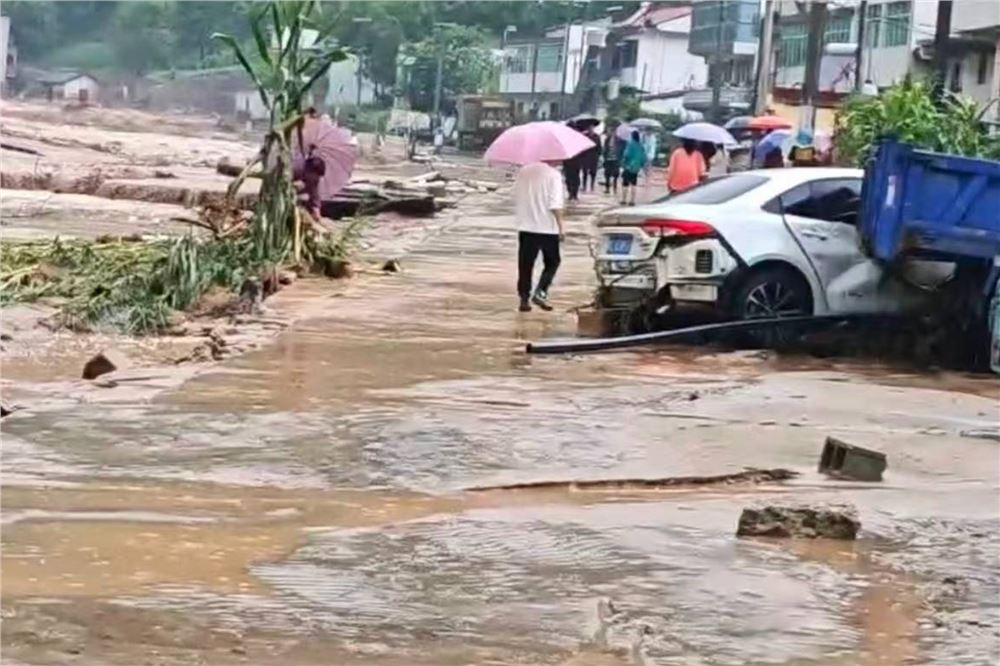 陕西柞水遭遇大暴雨 五千余户群众已紧急转移安置