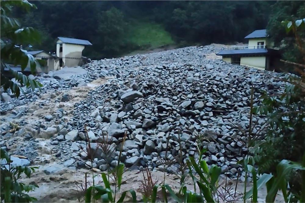 云南怒江大雨引发泥石流 有人员伤亡 受灾群众紧急撤离