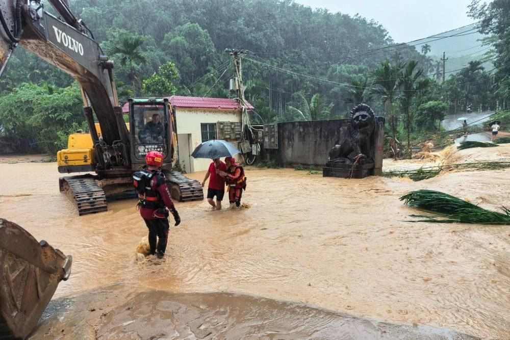 海南暴雨致五指山突发山洪 被困14人已获救