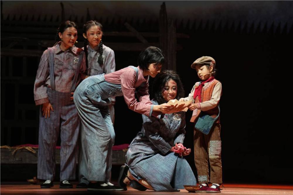 话剧《红岩》首进高校，红色经典“圈粉”三代人