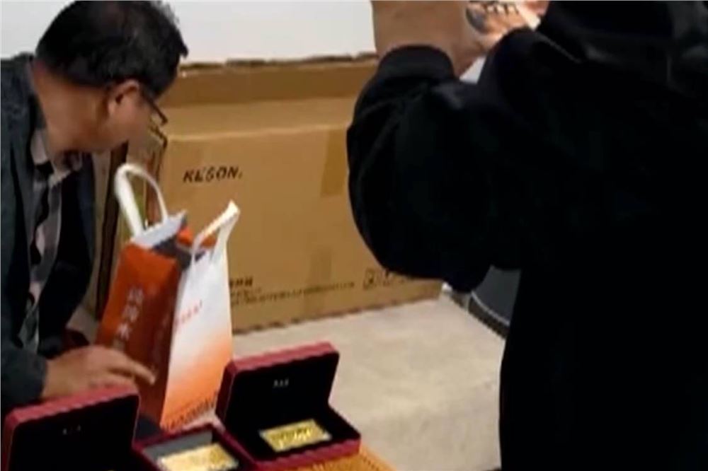 奶茶袋里藏30多万元黄金 警方紧急拦截揭穿骗局