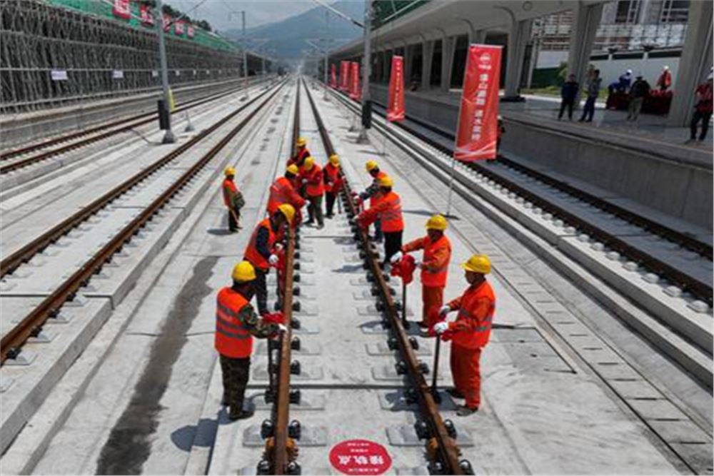 铁路建设持续推进 前4月完成固定资产投资超2000亿元