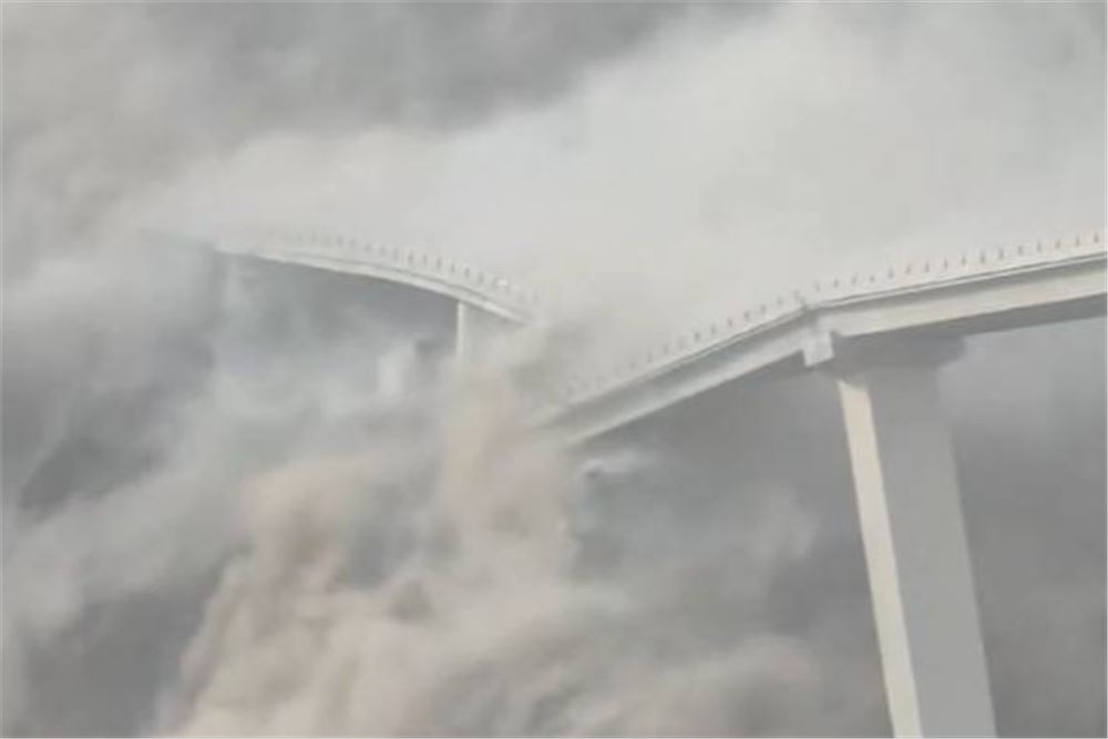  四川一大桥发生垮塌，现场腾起巨大烟尘