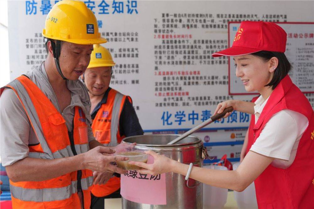 关爱——为户外劳动者撑起“清凉伞”
