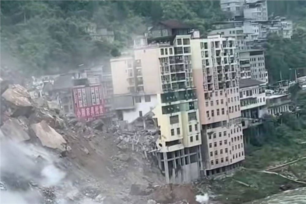 重庆彭水发生山体垮塌，当地居民：救护车很快赶到转运伤员，该地为主干道聚集大量商户