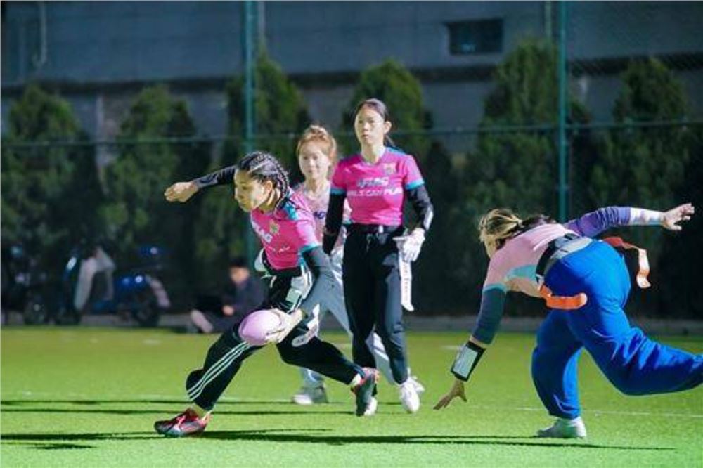 北大这群青年用橄榄球接力“乒乓外交”