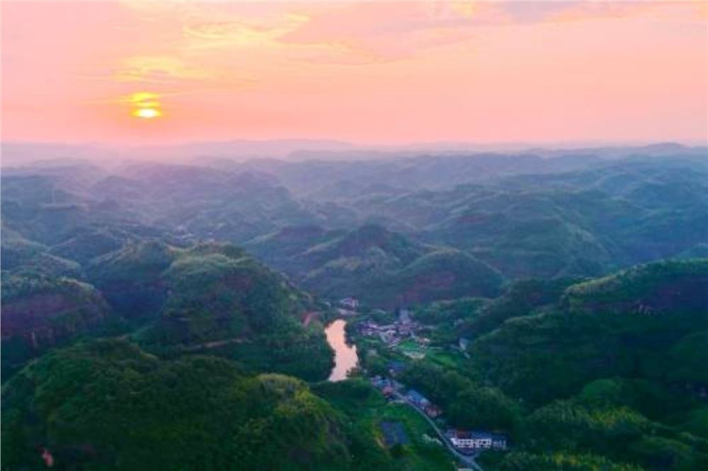湖南永兴：寻凉红岩绿树溪谷间