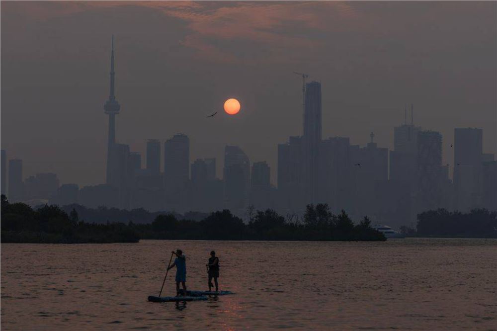 多伦多：烟尘中的夕阳