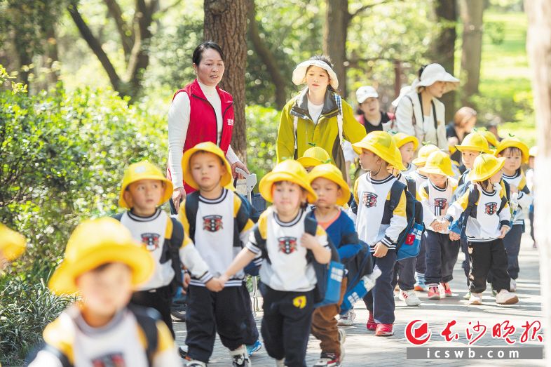 网格员在网格内进行巡查时，为前来游园的小朋友提供安全引导。